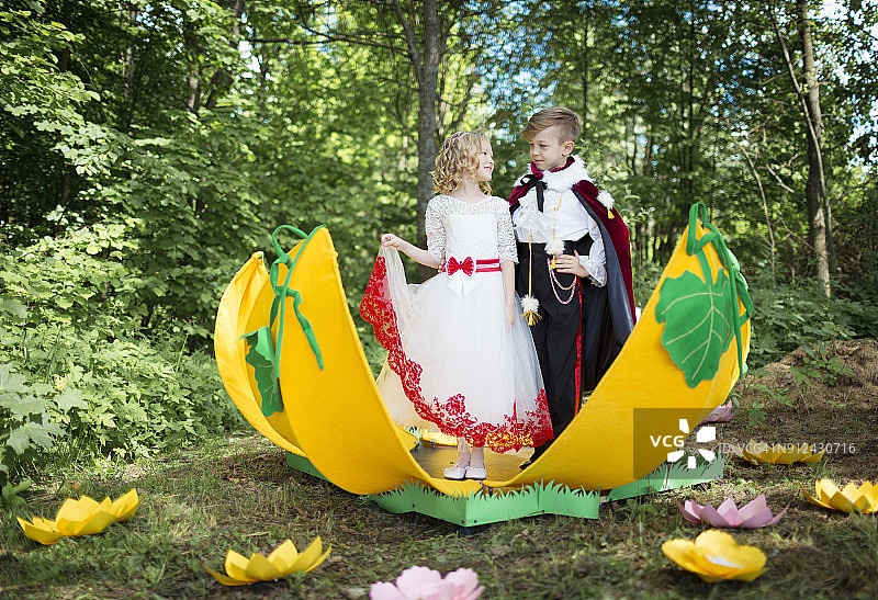 南瓜车里的灰姑娘和王子图片素材