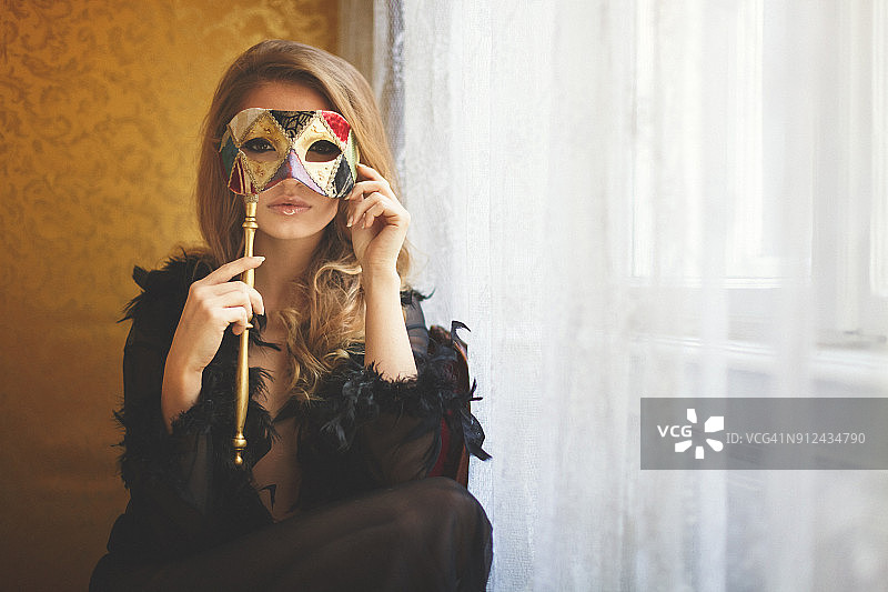戴着化装舞会面具的年轻女子图片素材