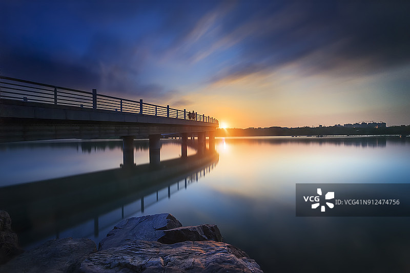 日落下的情侣图片素材