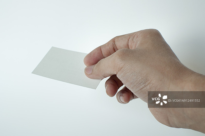 男人手持白色空白名片图片素材