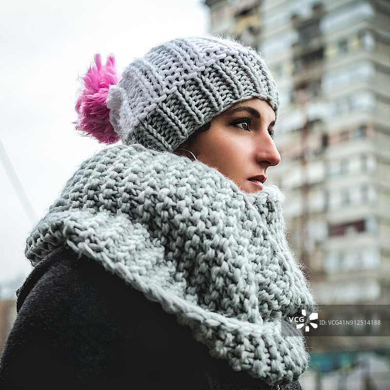 拿着旧式测距相机的美丽女人图片素材