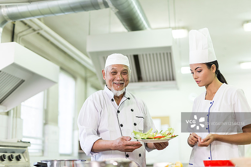 厨师教导学员准备亚洲食物图片素材