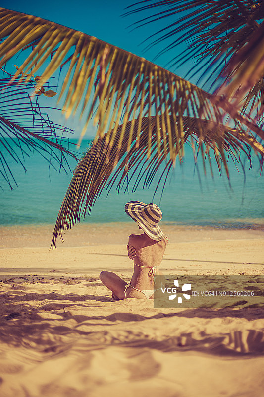 热带海滩上的女子图片素材
