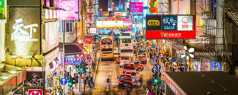 香港夜生活：拥挤的城市街道霓虹灯全景图片素材