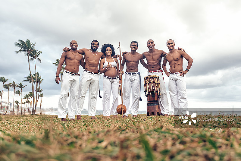 巴西萨尔瓦多海滩上的卡波耶拉团队图片素材