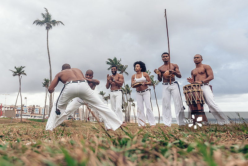 在萨尔瓦多-达巴伊亚海滩上玩耍的卡波耶拉舞者图片素材