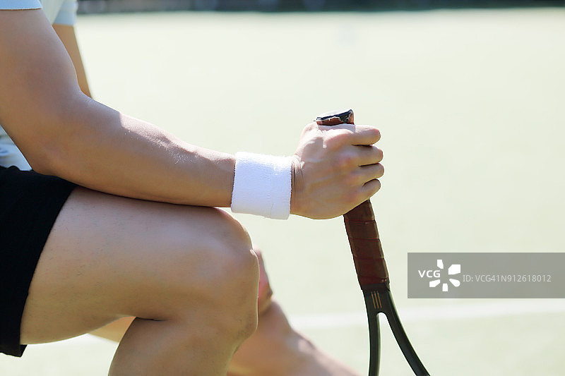 网球男选手手持网球拍图片素材