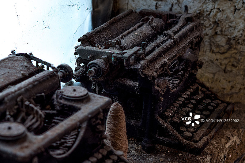 积满灰尘的老式打字机图片素材