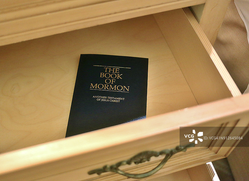 酒店房间梳妆台抽屉里的《摩尔门经》图片素材