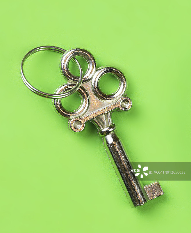 绿色背景上的钥匙特写图片素材