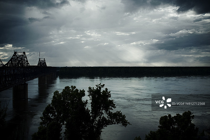 密西西比河维克斯堡的雨景图片素材