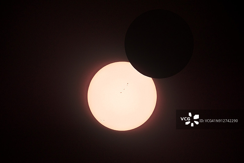 2017年日食的太阳黑子，月亮的剪影，美国怀俄明州图片素材