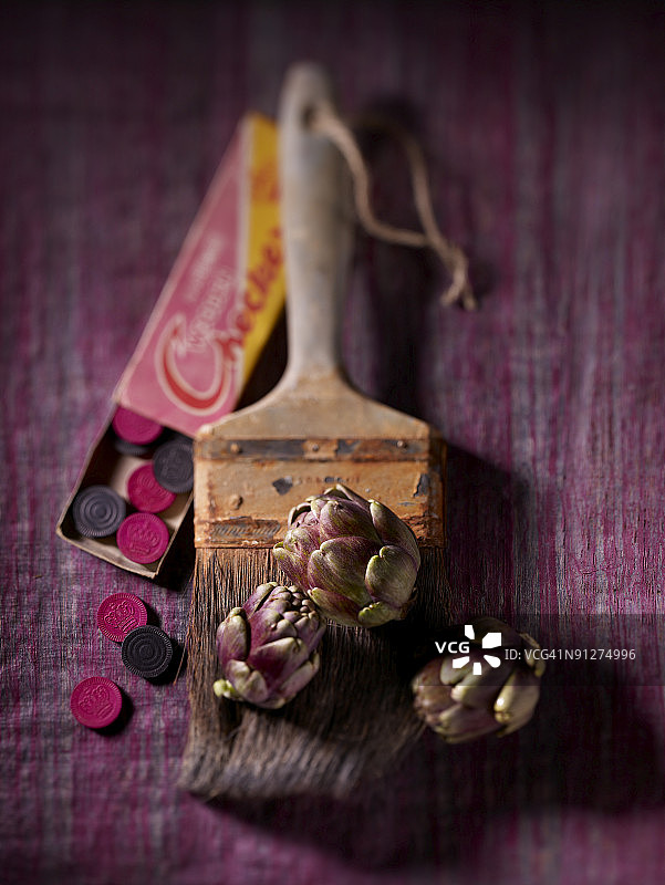 朝鲜蓟和画笔静物图片素材