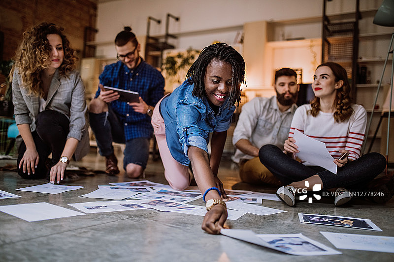 充满想象力的创意与大量文书工作图片素材