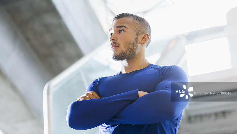 年轻健壮的混血男人图片素材