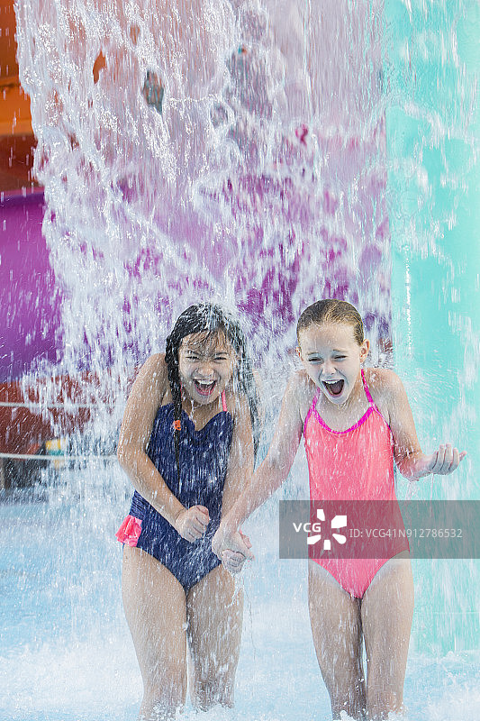 两名女孩在水上乐园被淋湿图片素材