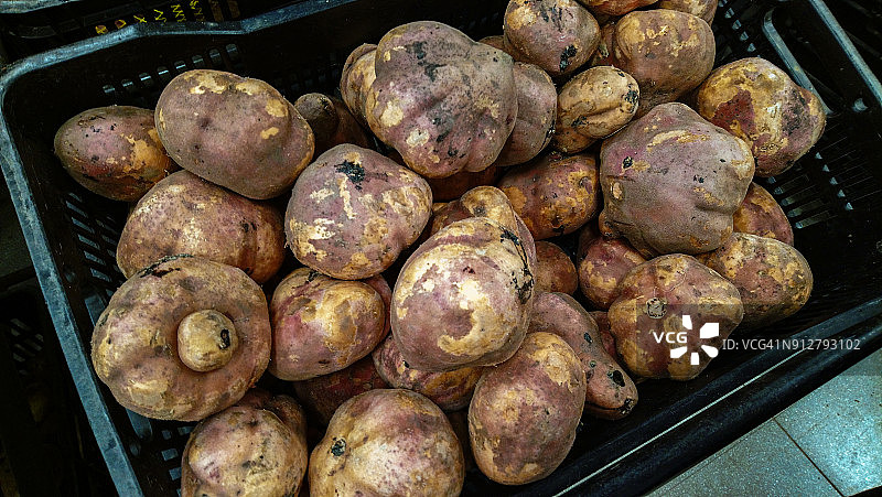 装满有机秘鲁土豆的篮子图片素材