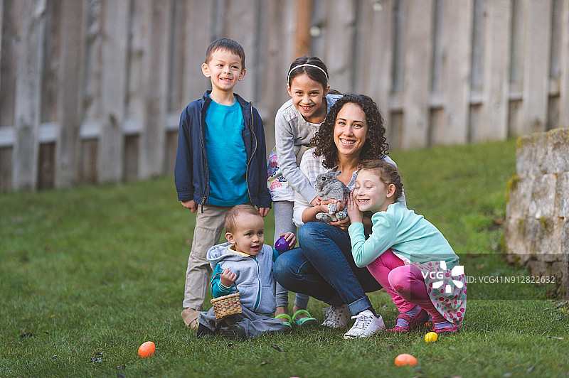 后院复活节彩蛋狩猎！图片素材