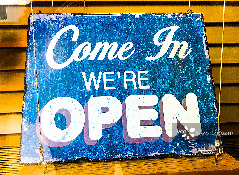 商店的“营业中”标志图片素材