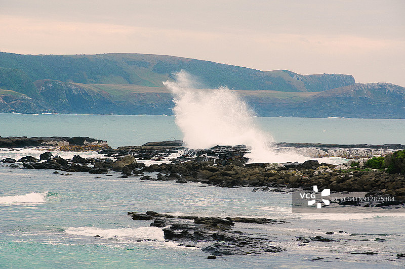 波浪拍打着库里奥湾的岩石和岩石池，卡特林斯图片素材