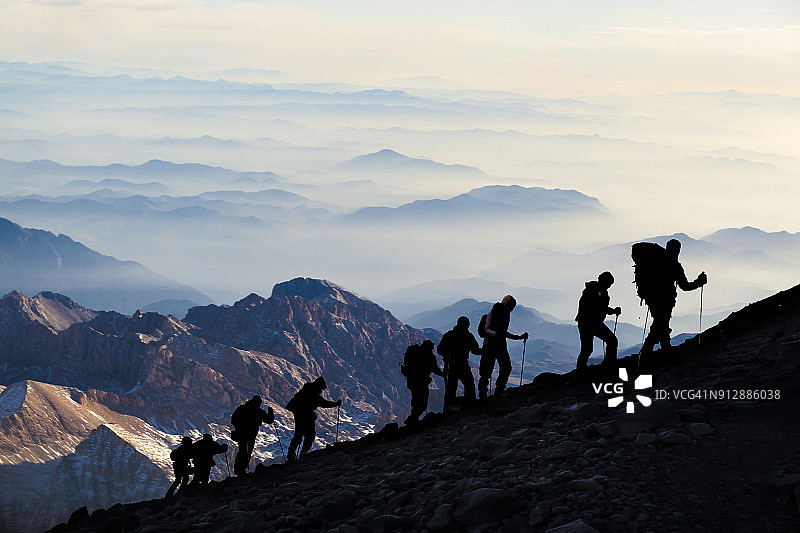 黄昏时徒步旅行者的剪影图片素材