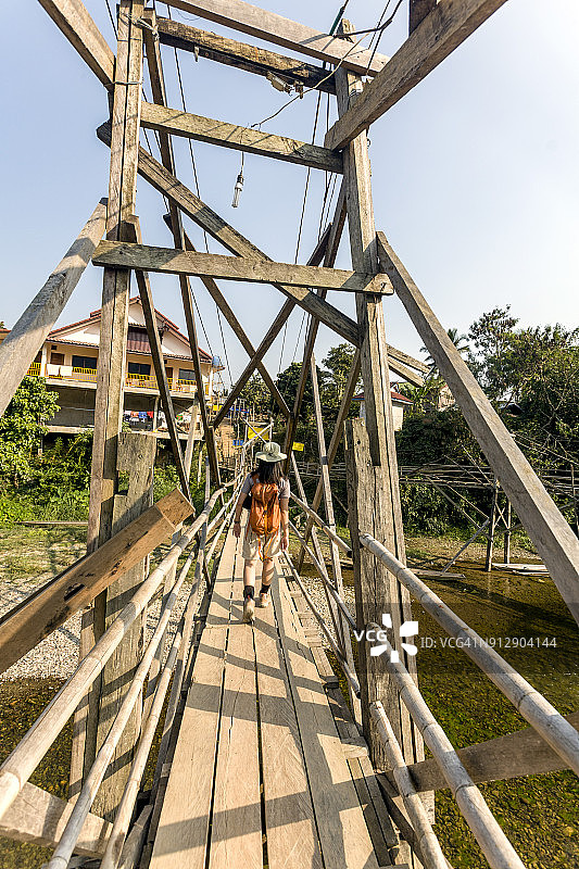 南松河上的木桥图片素材
