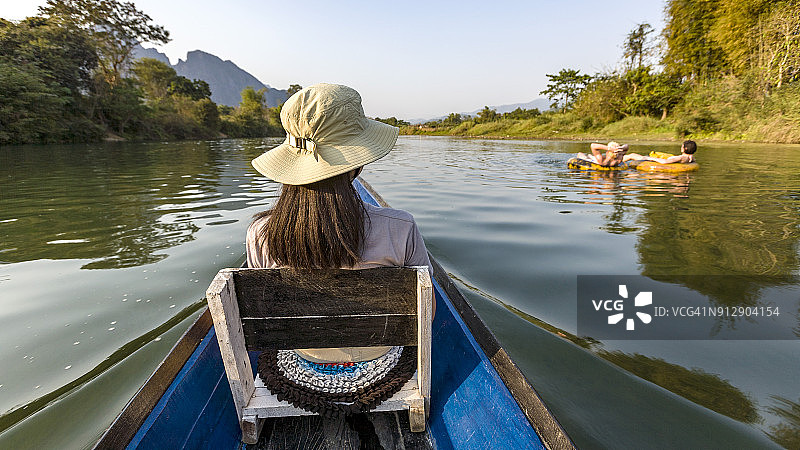 在南松河上划船和玩轮胎图片素材