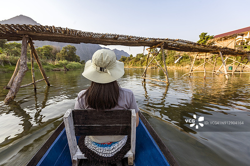 南松河上泛舟图片素材