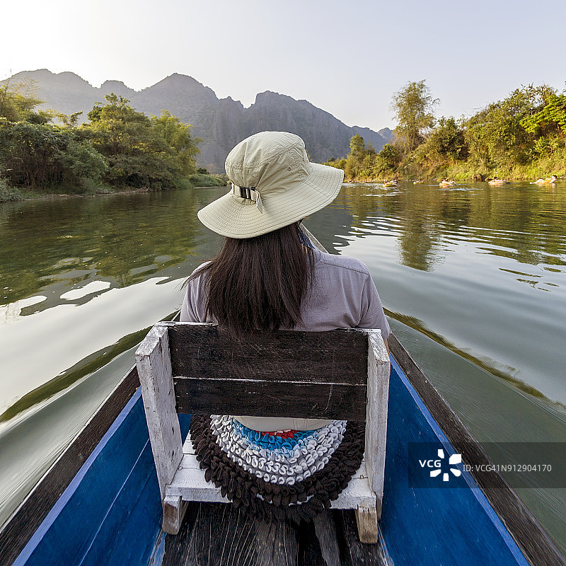 南松河上泛舟图片素材