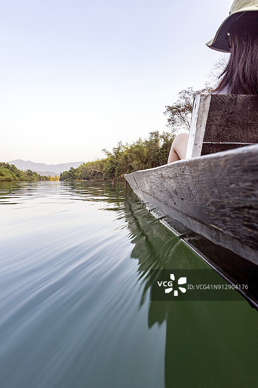 南松河上泛舟图片素材