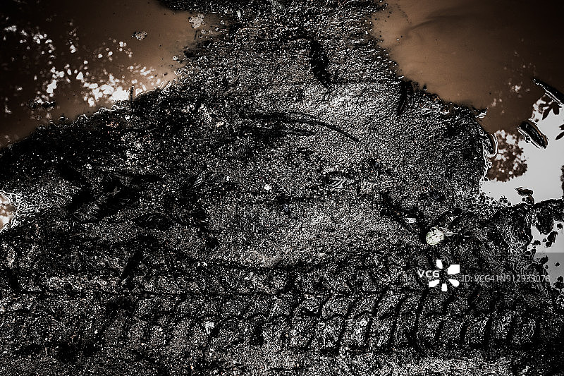 泥沙地上的轮胎痕迹图片素材