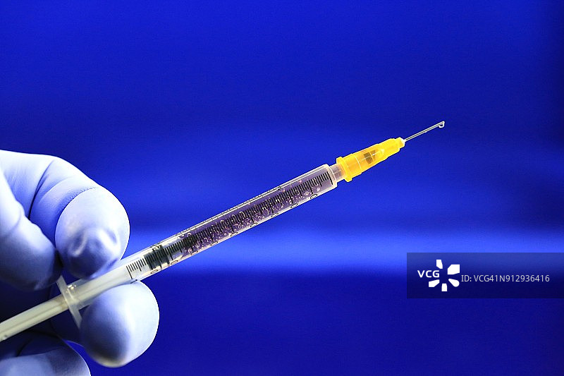 卫生工作者准备流感疫苗的皮下注射针图片素材