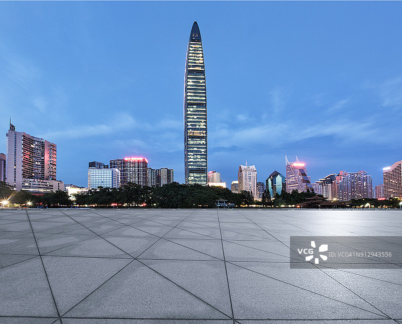 空白的地面和城市摩天大楼图片素材