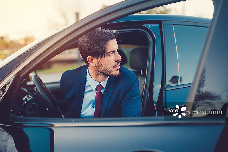 商人打开车门图片素材
