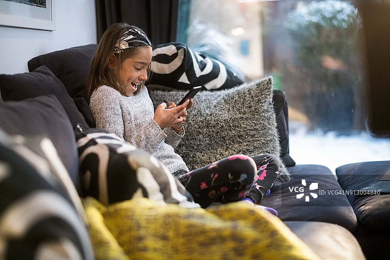 使用平板电脑的年轻女孩图片素材