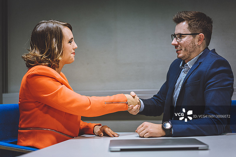 商务人士握手图片素材