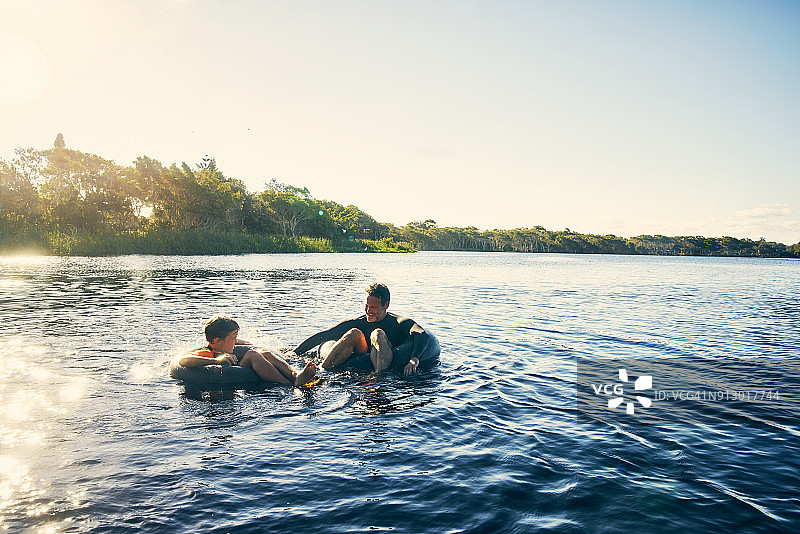 水中亲情图片素材