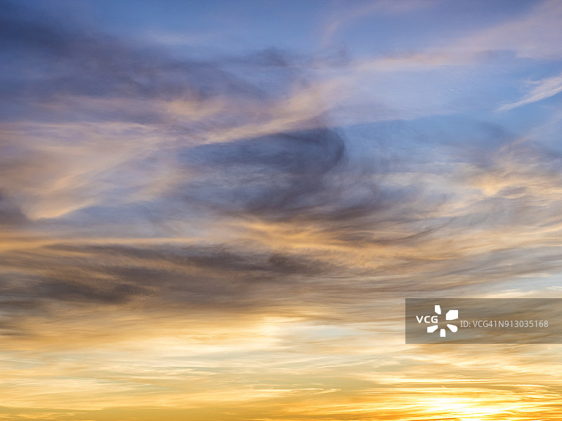 日落时瓦伦西亚天空中云朵的低角度视图图片素材