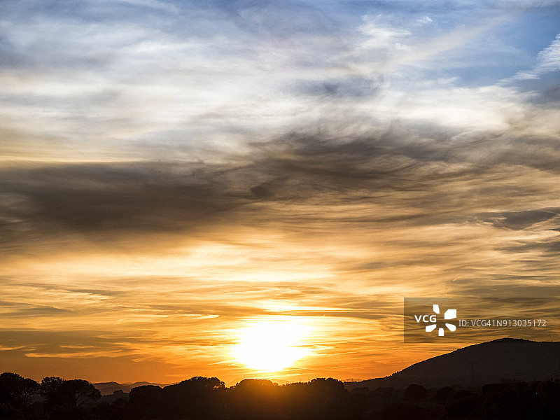 山间日落，树木剪影图片素材