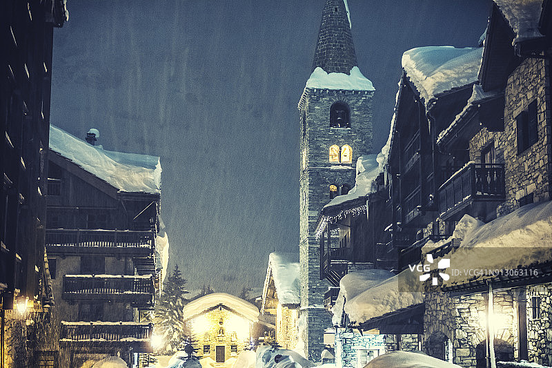 法国瓦勒迪泽尔滑雪胜地村庄雪夜教堂图片素材