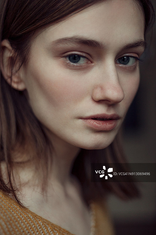 年轻女人看镜头特写图片素材