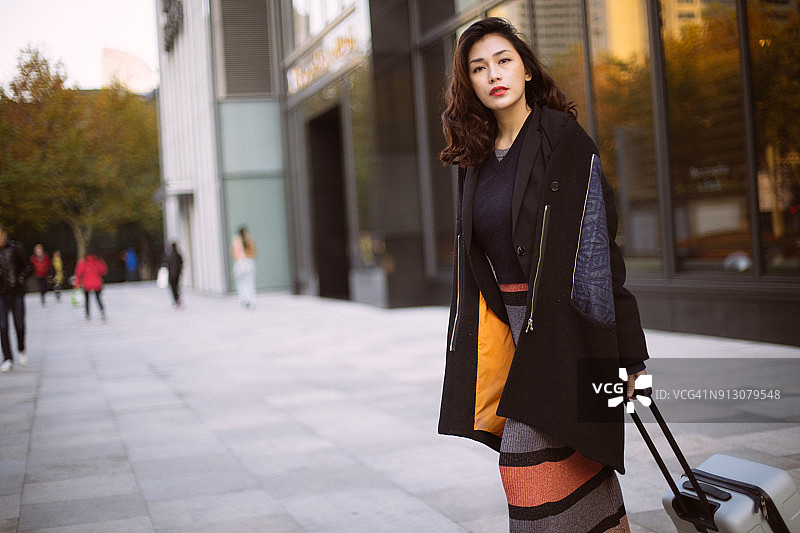 拖着行李箱的美丽女人图片素材