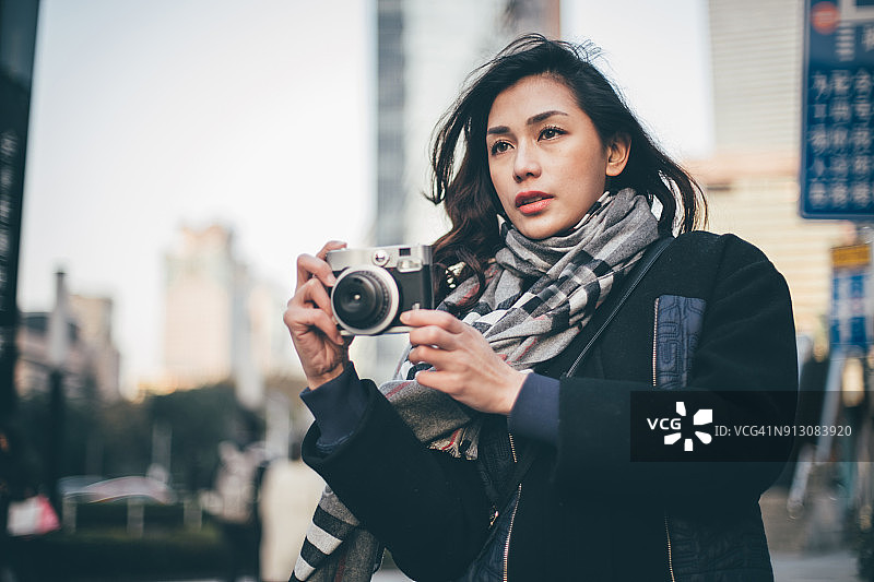 市中心的女摄影师图片素材