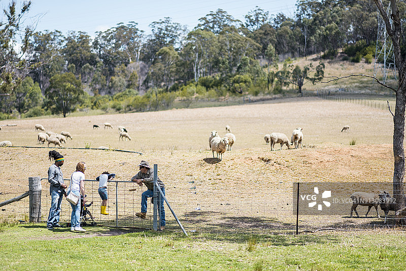 家庭和农场工人在农场里探索图片素材