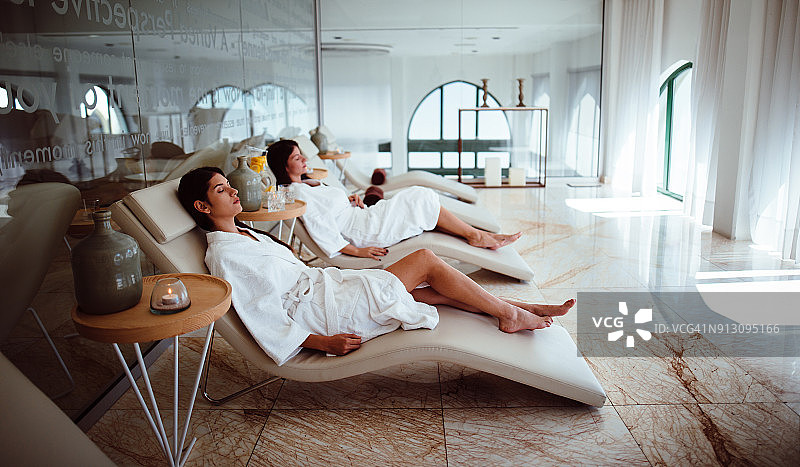 年轻女人在美容水疗中心放松图片素材