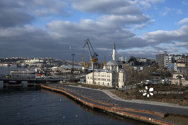 土耳其伊斯坦布尔贝伊奥卢区的阿扎普卡皮索科卢穆罕默德帕夏清真寺图片素材