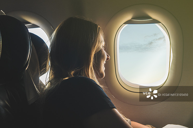年轻女子乘飞机旅行图片素材