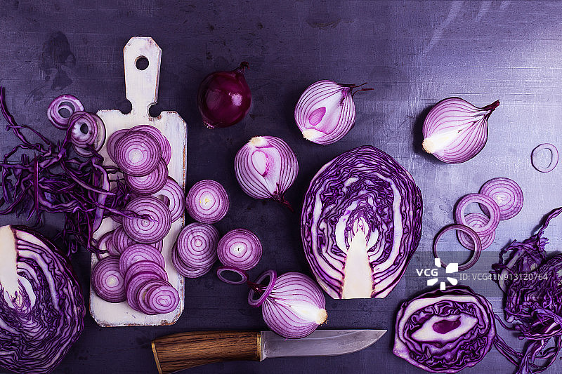 紫外色蔬菜沙拉准备中图片素材