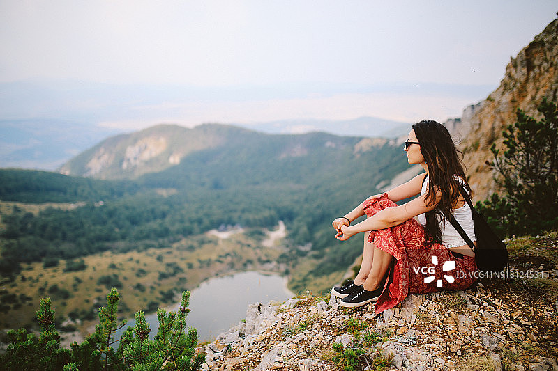 独自旅行者欣赏迪纳里克阿尔卑斯山顶的景色图片素材