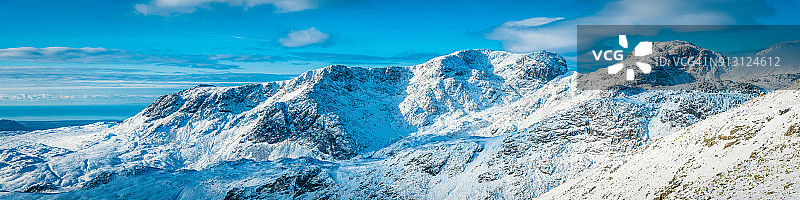 湖区斯科费尔峰白雪皑皑的山顶冬季全景，坎布里亚郡图片素材
